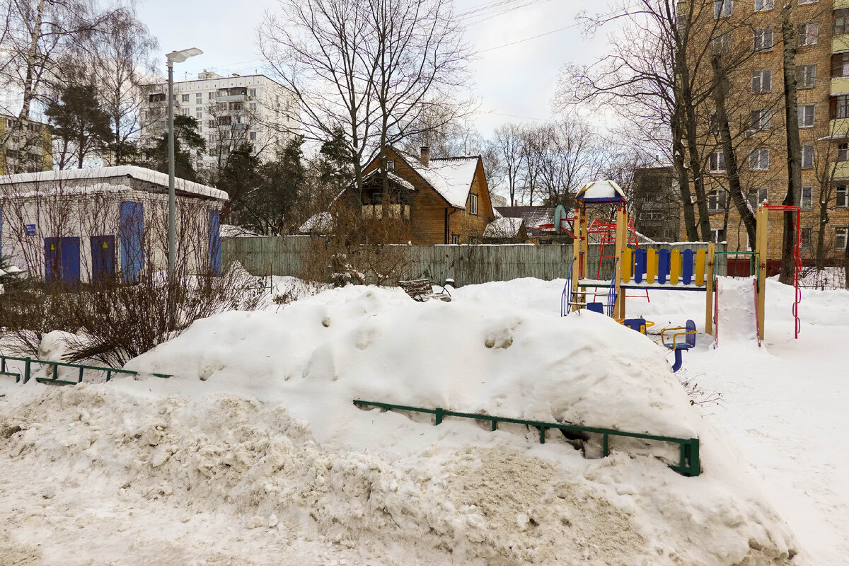 Гулял по спальному району Москвы и вдруг наткнулся на деревенский дом.  Удивительно, как он уцелел | Самый главный путешественник | Дзен