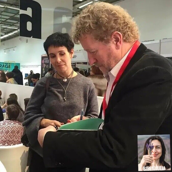 А это Фолкс на ММКЯ в 2016 году подписывает свою книгу благодарной читательнице) Узнаёте?