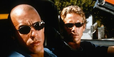 Фильм, давший старт огромной франшизе, рассказывает о полицейском под прикрытием Брайане О’Конноре. Он внедряется в банду Доминика Торетто, чтобы расследовать нападение на трейлеры, перевозящие технику, но постепенно проникается симпатией к преступникам.