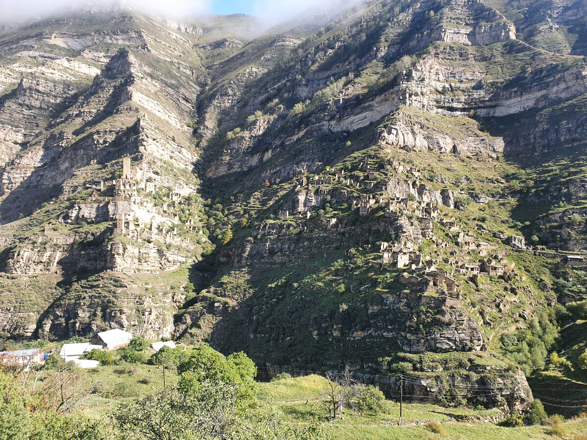 Любителям Толкиена при взгляде на этот пейзаж кажется, что орки Мордора вот-вот начнут выглядывать из-за стен