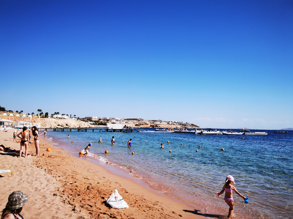 В теплые дни на пляже полно народу. Но, к сожалению, такая погода далеко не каждый день... Фото автора