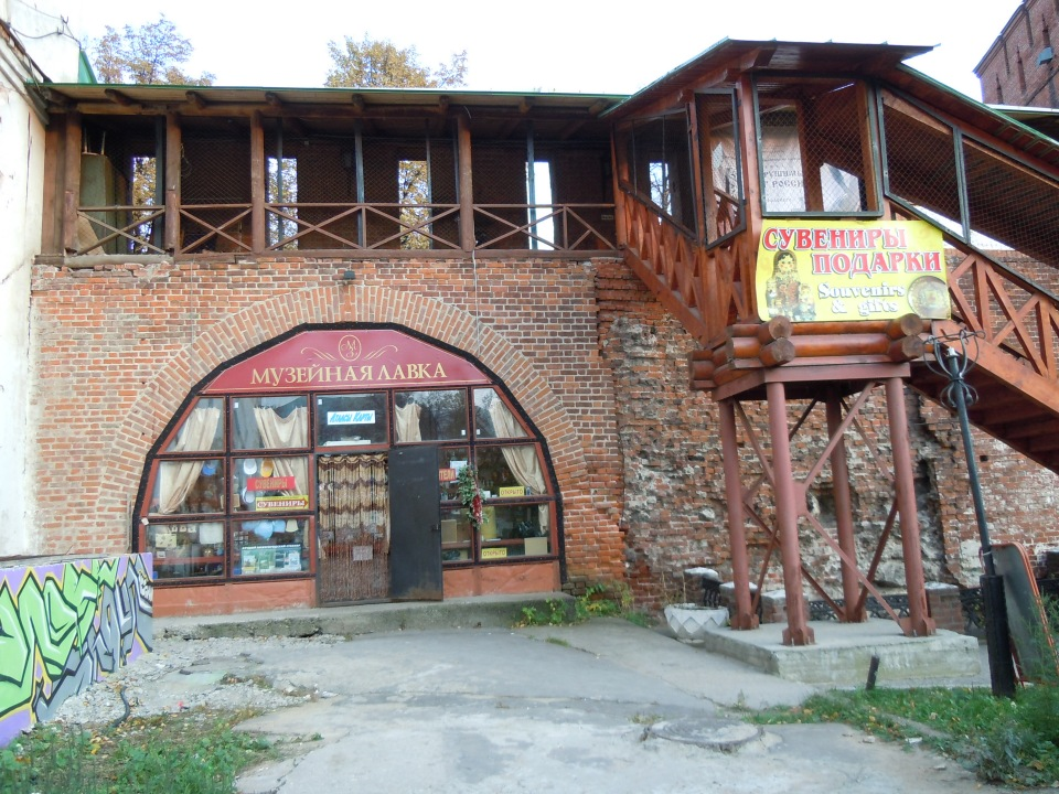 Первый в ряду ларьков-аквариумов. Расположен между арсеналом и Дмитровской башней