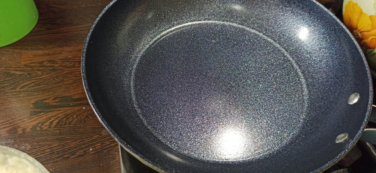 Такой она была новой. Не видно, но она внутри синяя с блёстками как будто