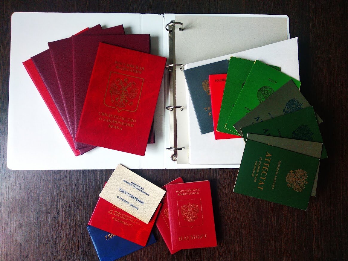 Все документы хранятся в такой папке. Для удобства я склеила карман из картона