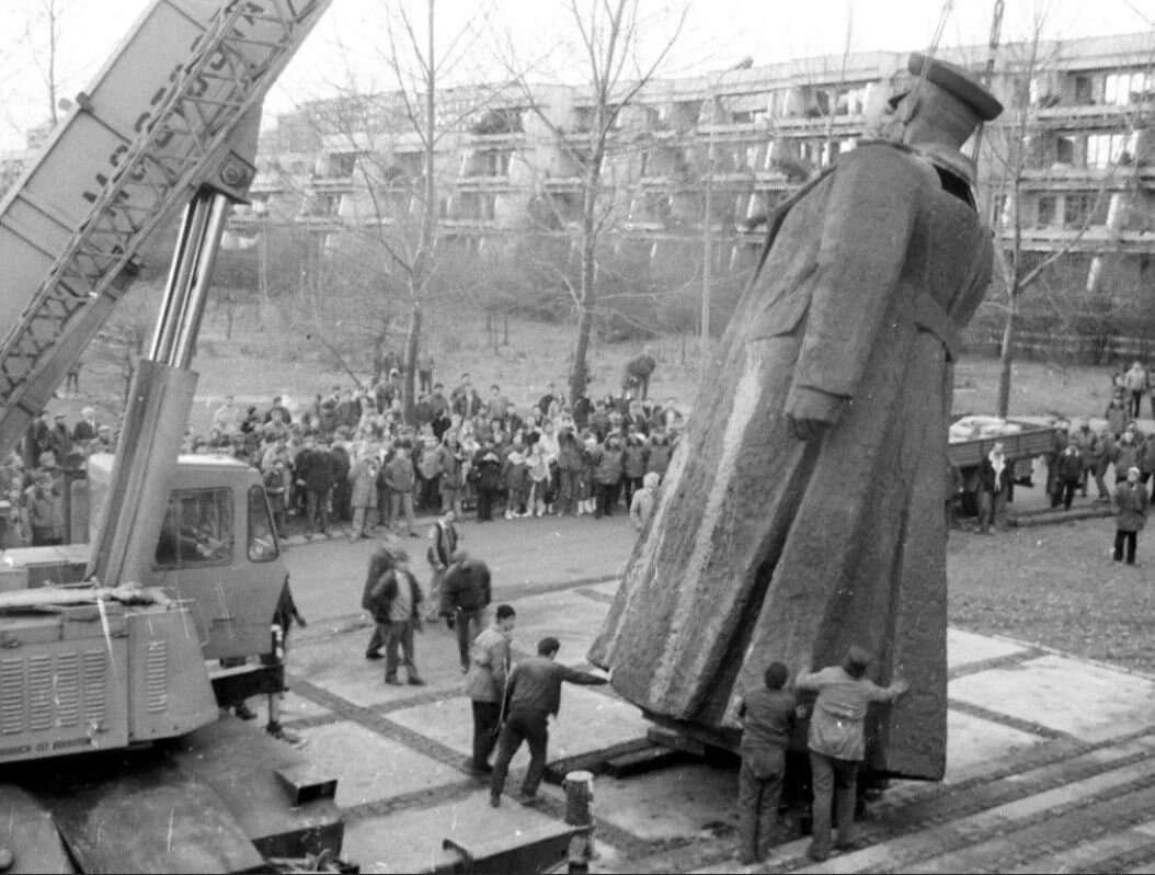 памятник Маршалу Коневу первоначально располагался в городе Краков (Польша),  в 1991 году был демонтирован.           
