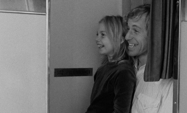 
Немецкий журналист Филипп Винтер путешествует по Америке. Творческий кризис мешает ему закончить путевые заметки, но в аэропорту он знакомится с немкой Лизой и её 9-летней дочерью Алисой. Прямые вылеты в Германию отменяются из-за забастовок, так что Филипп и его новые знакомые ненадолго задерживаются в США. Этого хватает, чтобы Лиза сбежала, бросив Алису в компании Филиппа. В итоге мужчина привозит девочку в Германию. Там он вместе с Алисой пытается найти дом её бабушки, а параллельно сближается с девочкой и дописывает свои заметки.