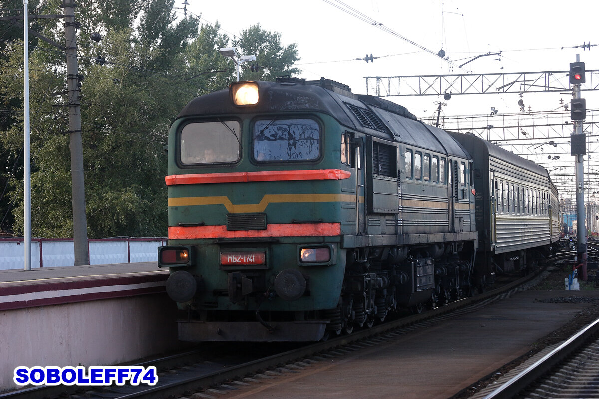Тепловоз ДМ62-1741 с составом пассажирского поезда под посадку. Станция Москва Октябрьской железной дороги. Август 2009 года