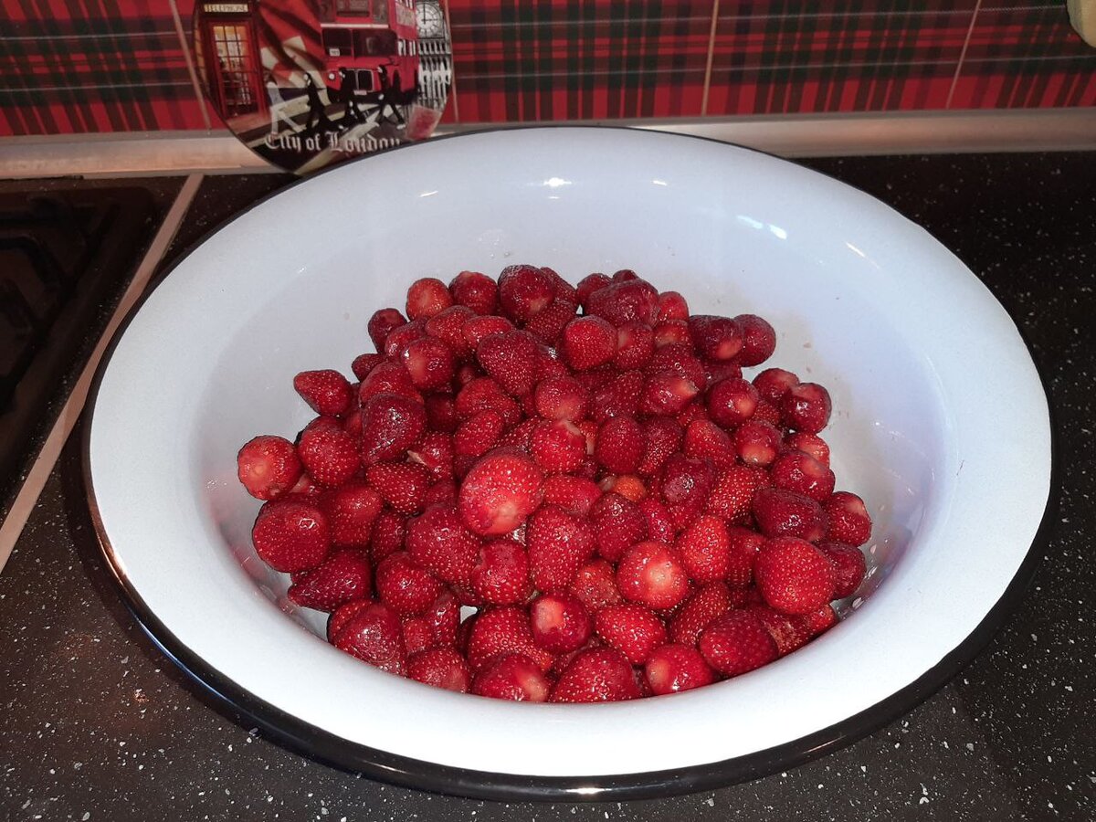 В карусели поэтапная работа с ягодами. В этой миске 2 кг 200 гр клубники