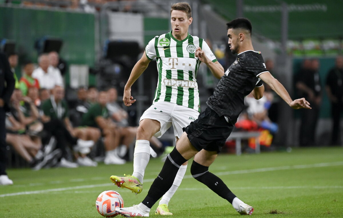    Полузащитник "Ференцвароша" Кристоффер Закариассен и защитник "Карабаха" Торал Байрамов  EPA-EFE/Tamas Kovacs