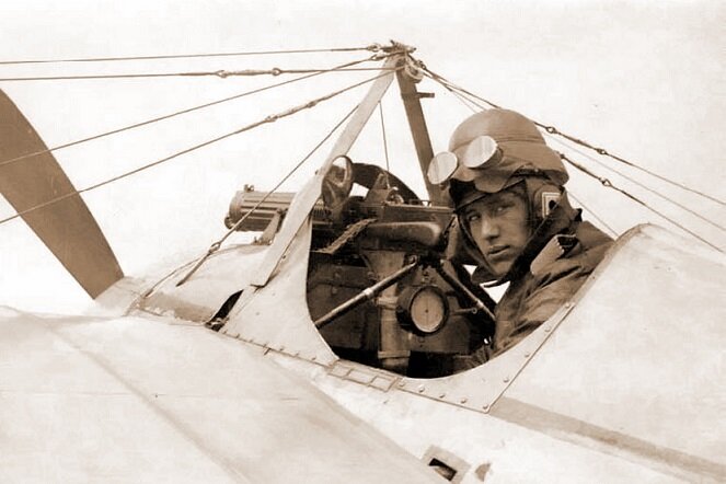 Военный лётчик Иван Смирнов, один из самых результативных асов русской авиации в Первую мировую войну (от 9 до 12 побед). Отношение к тексту статьи имеет по двум причинам - русский и лётчик.