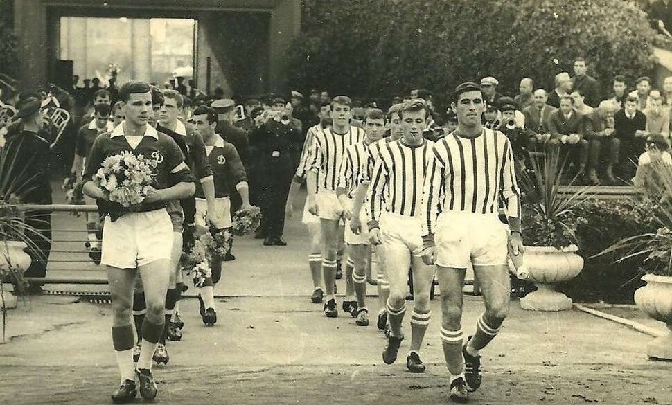 Начало матча 1/16 финала Кубка Кубков, между киевским Динамо и Колрейном из Северной Ирландии