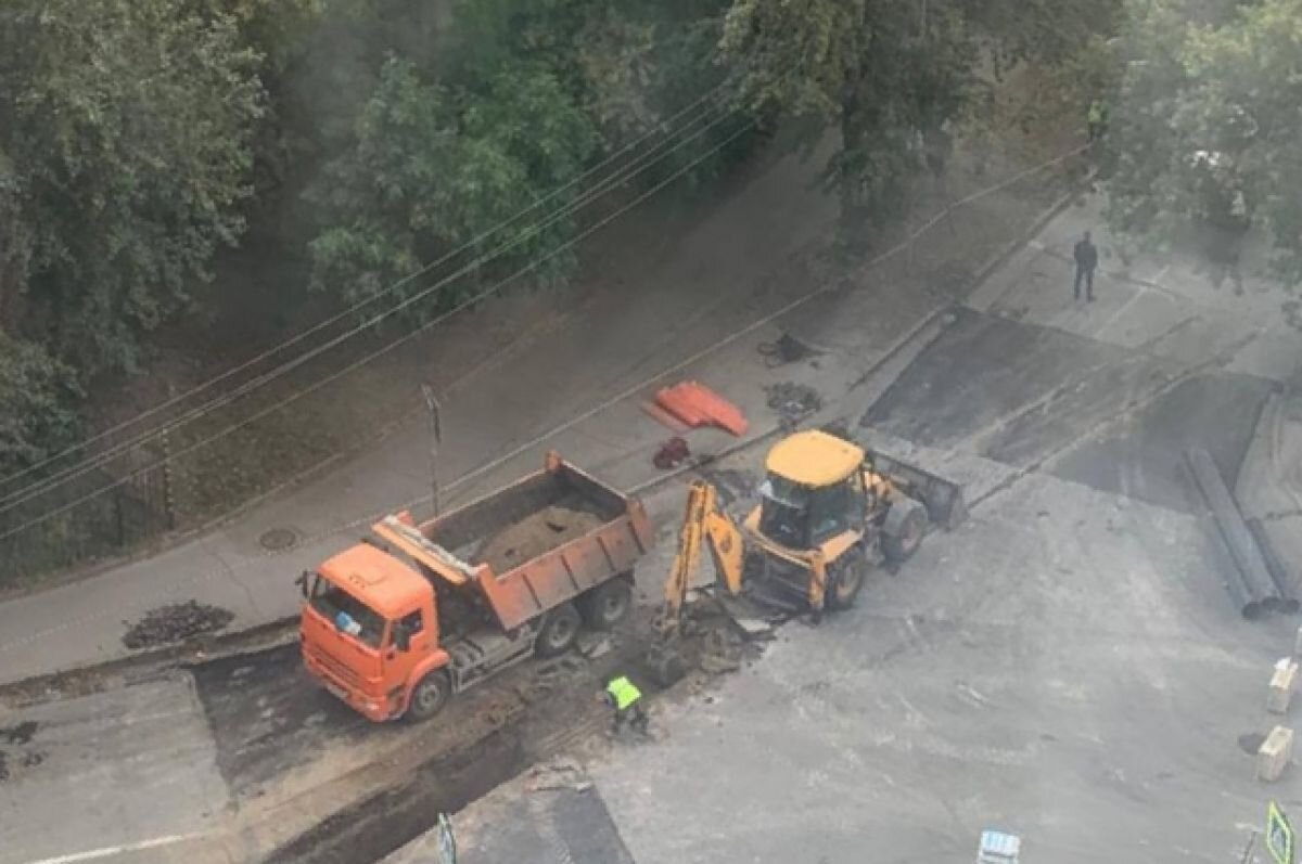    В Новосибирске уложили новый асфальт, а потом вскрыли его для укладки труб