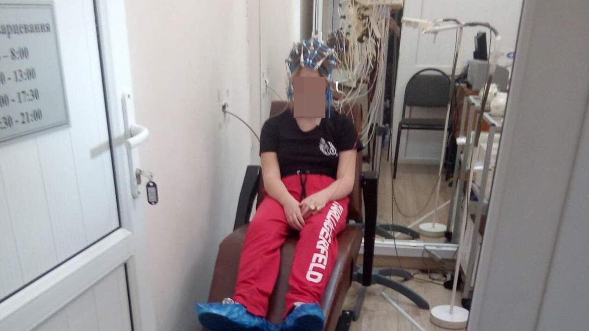    Девочка сидит в инвалидном кресле:из личного архива