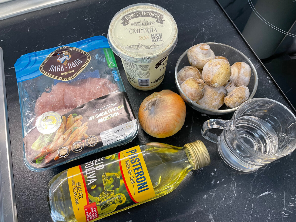 Репчатый лук почистить, вымыть, нарезать кубиками