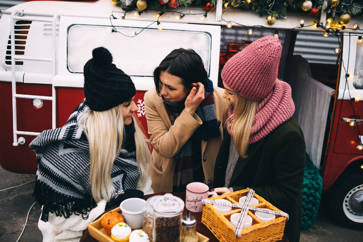 С подружками за чашечкой кофе