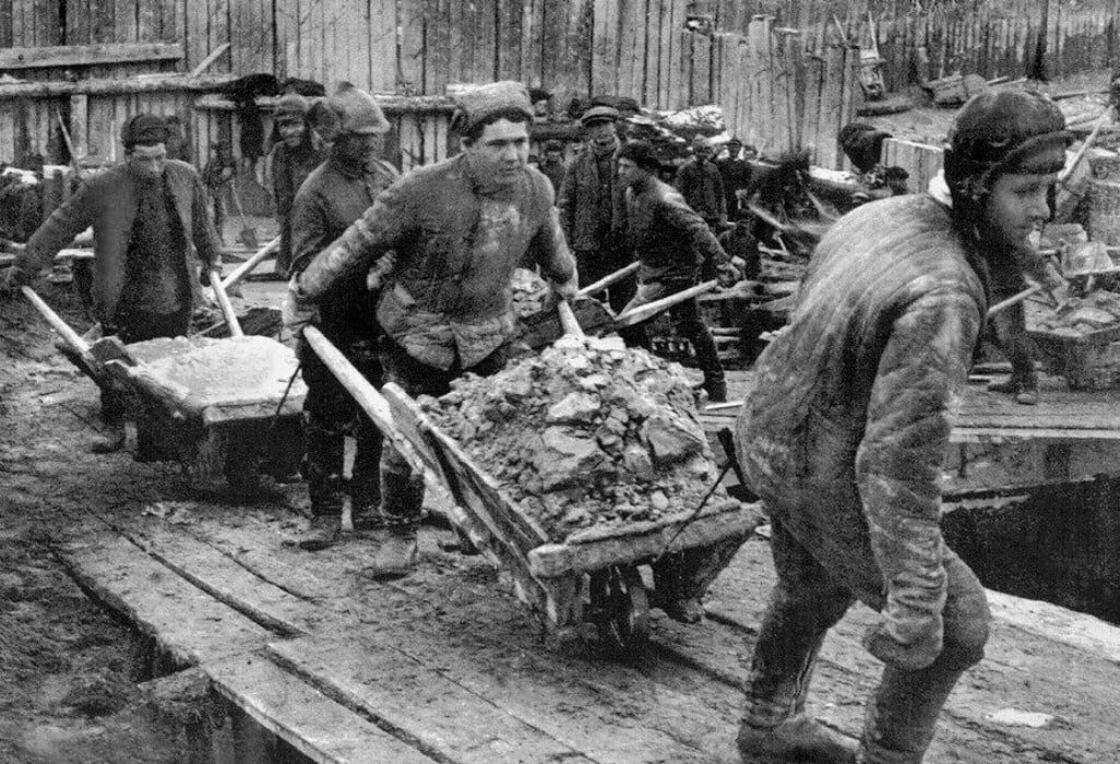 Смотрю на зека: В одной руке фрица несет а в другой вражеский пулемёт - Как вовевали Зеки в Великую Отечественную