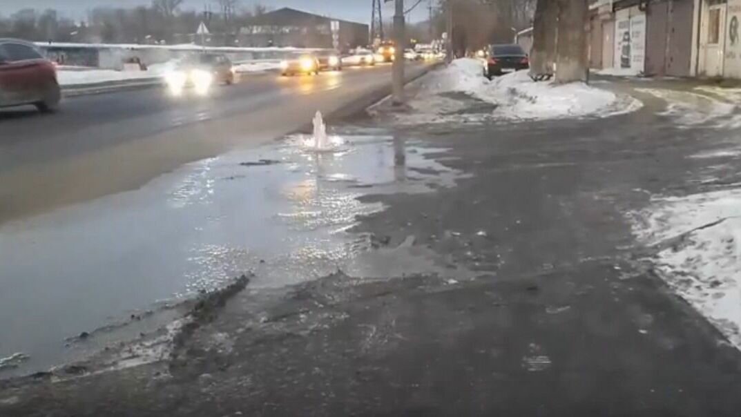     В областной столице на улице Клары Цеткин прорвало водовод. О фонтане воды написали пользователи паблика «ЧС Тюмень». На место инцидента прибыла бригада компании «Росводоканал Тюмень».