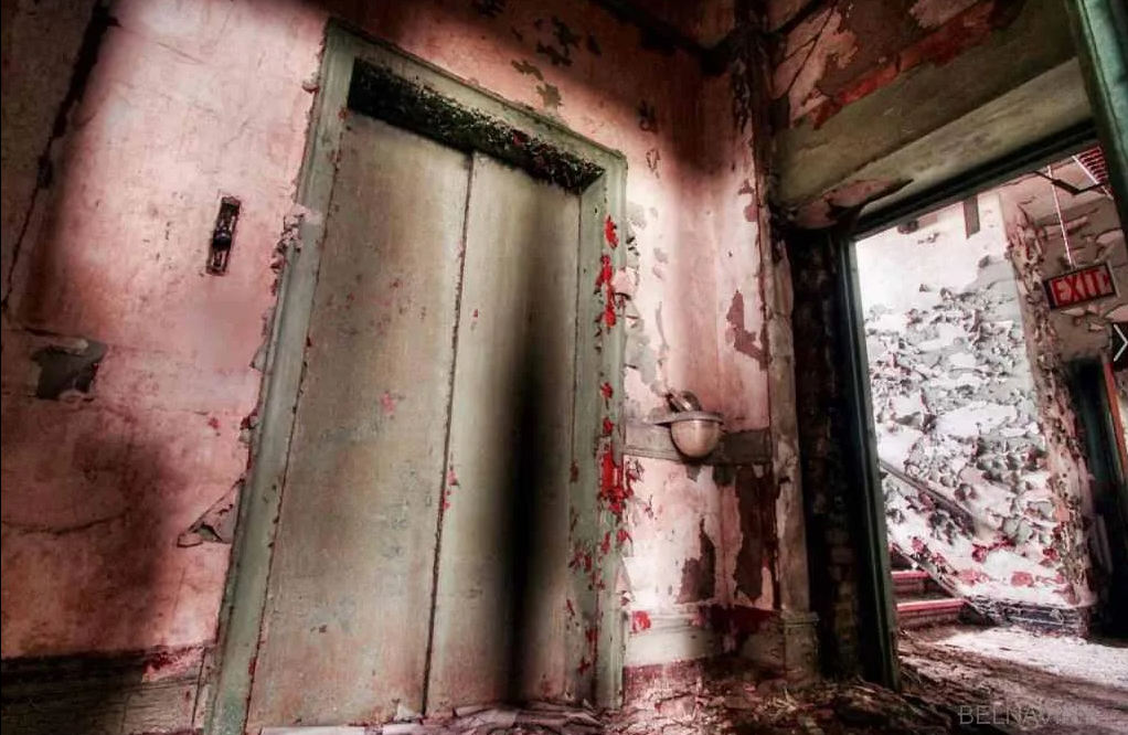 старый страшный лифт. мрачный лифт. темный лифт. жуткий лифт. дом одержимых квест саратов.