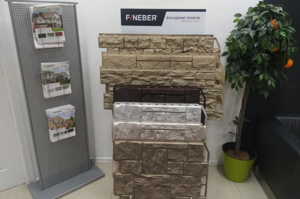 Фасадные панели на рекламном стенде.