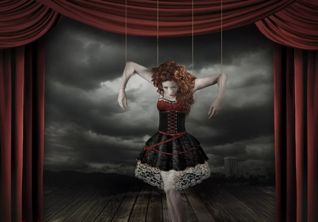 женщина кукловод