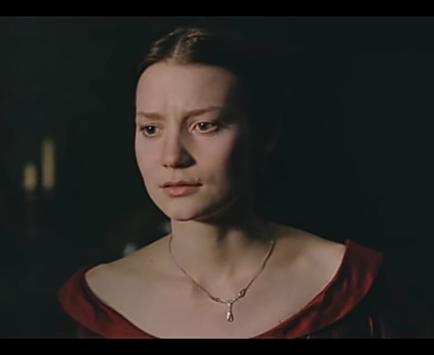 Миа Васиковска в роли Эммы. Источник YouTube.com