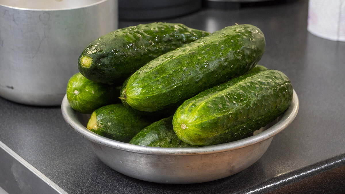 Свежие огурцы