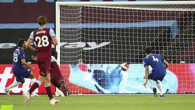 Кристенсен (справа) может  только наблюдать за тем, как Майкл Антонио (скрытый) забивает за Вест Хэм