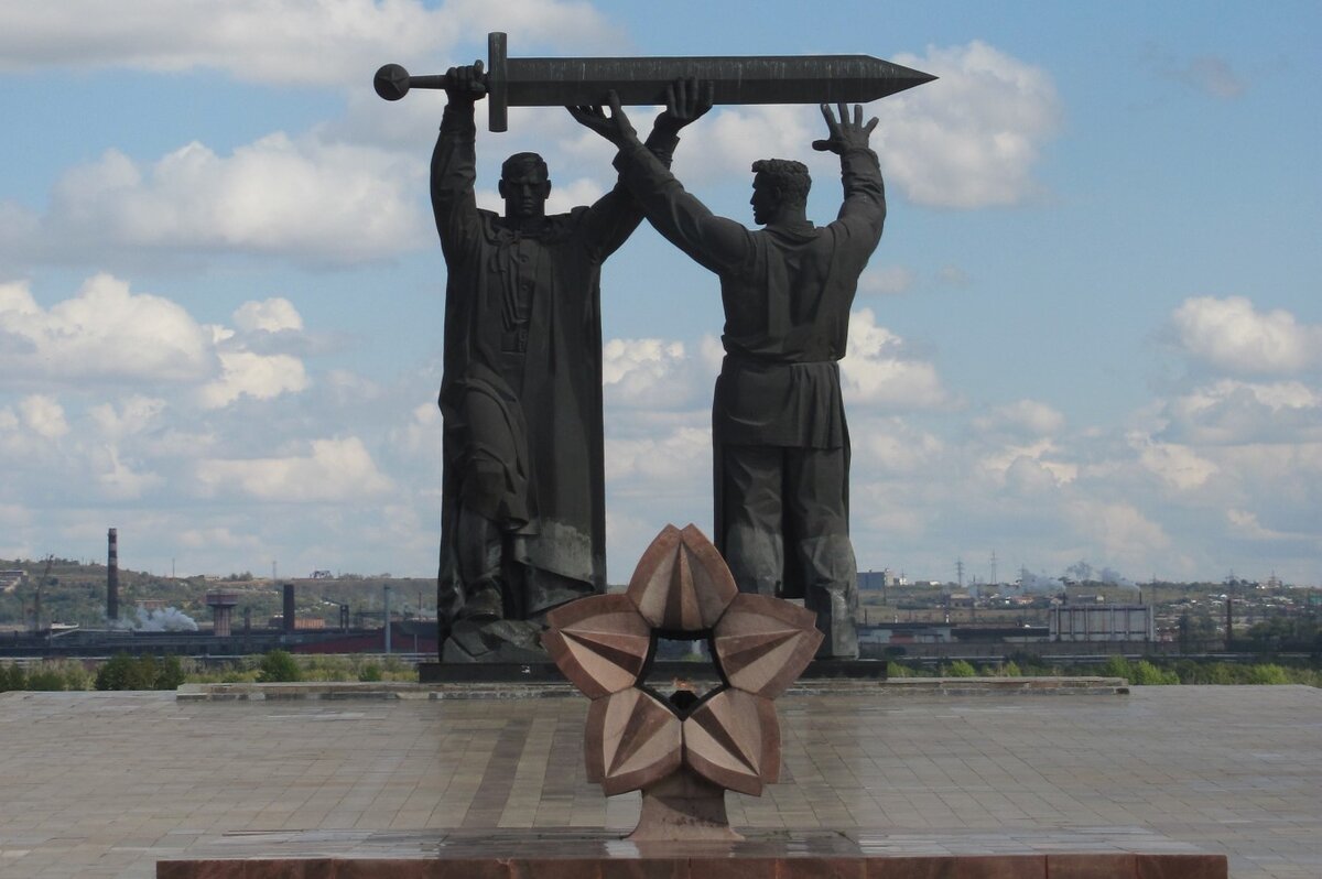 Монумент тыл фронту в Магнитогорске