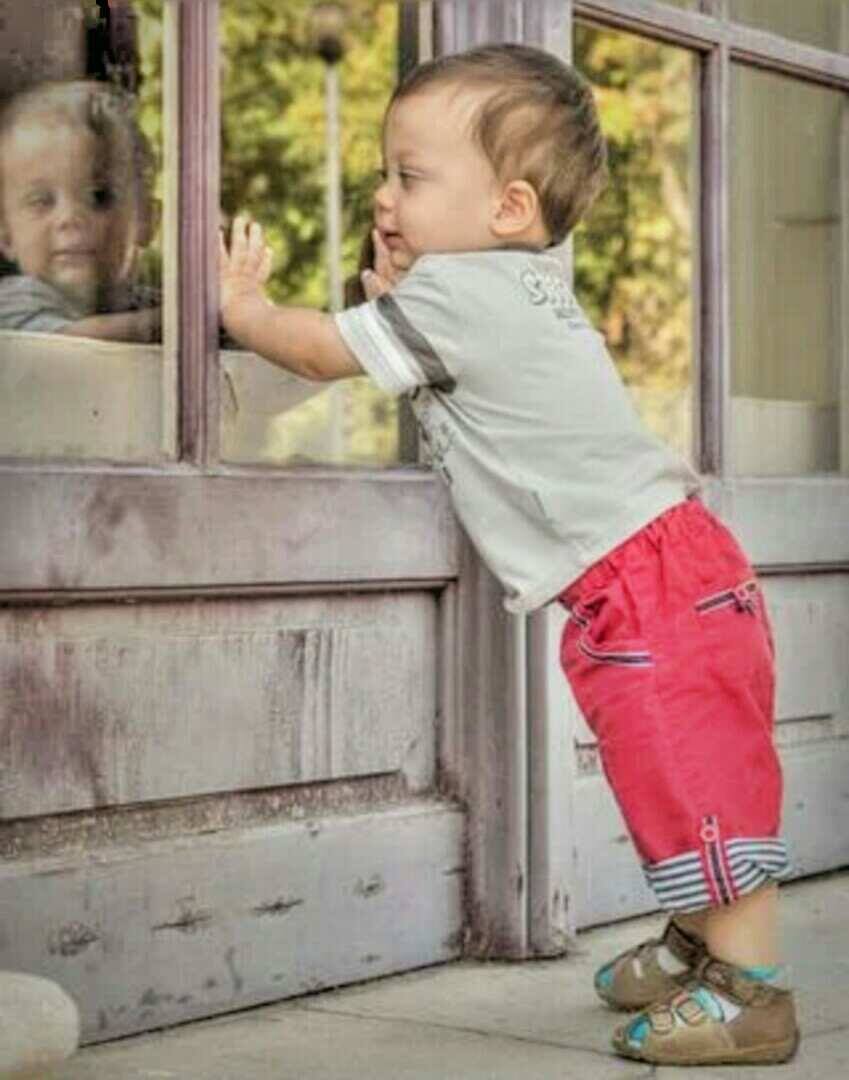 Ребенок учится ходить