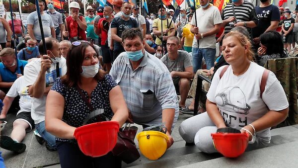 Киев, июнь 2020 года: бессрочный шахтерский митинг, требования лаконичные — работы, зарплаты, социальных гарантий. Фото: Gleb Garanich, Reuters