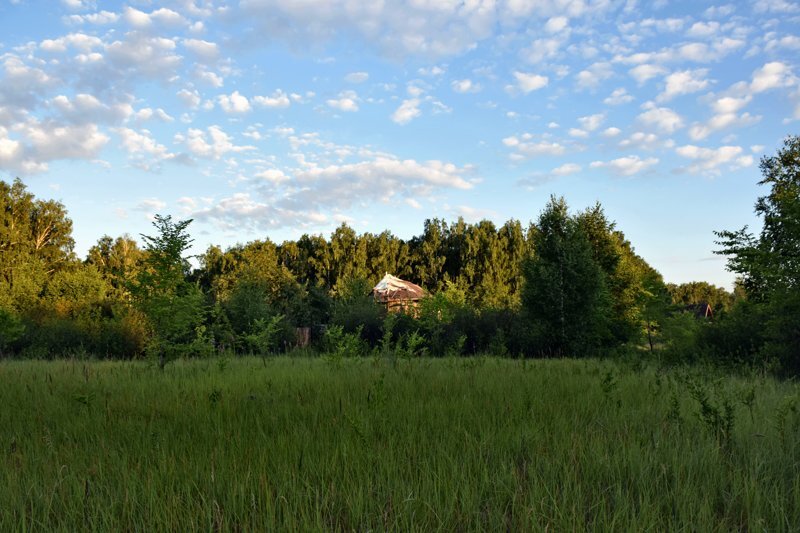 Вот такой необычный дом стоит на въезде в Челябинск - издалека сложно определить архитектурный стиль этого трехэтажного строения