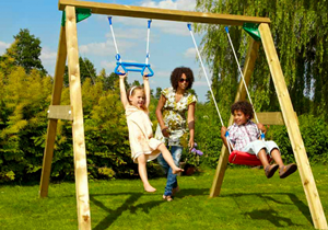 Самыми распространенными считаются подвесные детские качели. Они представляют собой сиденье с защитными барьерами, подвешиваемое к каким-либо перекладинам при помощи двух, а лучше – четырех гибких тросов либо цепей. Из соображений безопасности, рекомендуется избегать использования для этой цели обычных веревок. Подвесные качели предоставляют возможность не только раскачиваться, но и кататься по кругу либо закручиваться в разные стороны. Поэтому, они рекомендованы для детей постарше, уверенно владеющих своим телом и хорошо координированных.