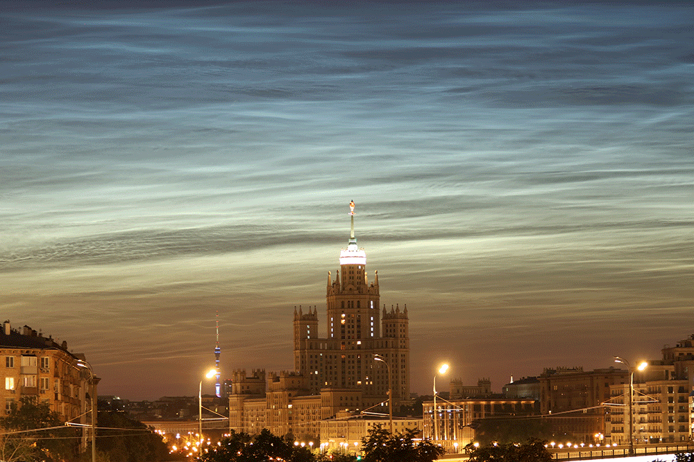 Облака москва фото. Серебристые облака. Серебристые облака над Москвой. Облака над Москвой. Солнце Москвы.