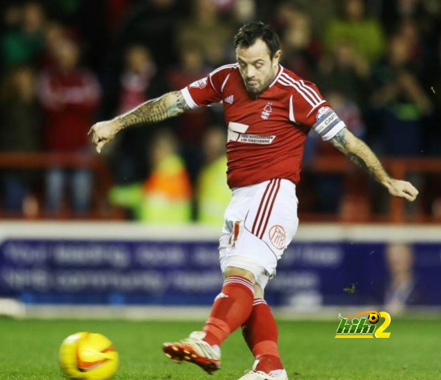 Ирландский футболист, который весит 80 кг., но... при росте всего в 165 сантиметров, и 80 кг выглядят в нём как будто 120 кг. 