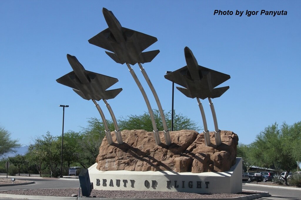 Символ авиамузея Pima Air & Space Museum, город Тусон (Tucson), штат Аризона, США