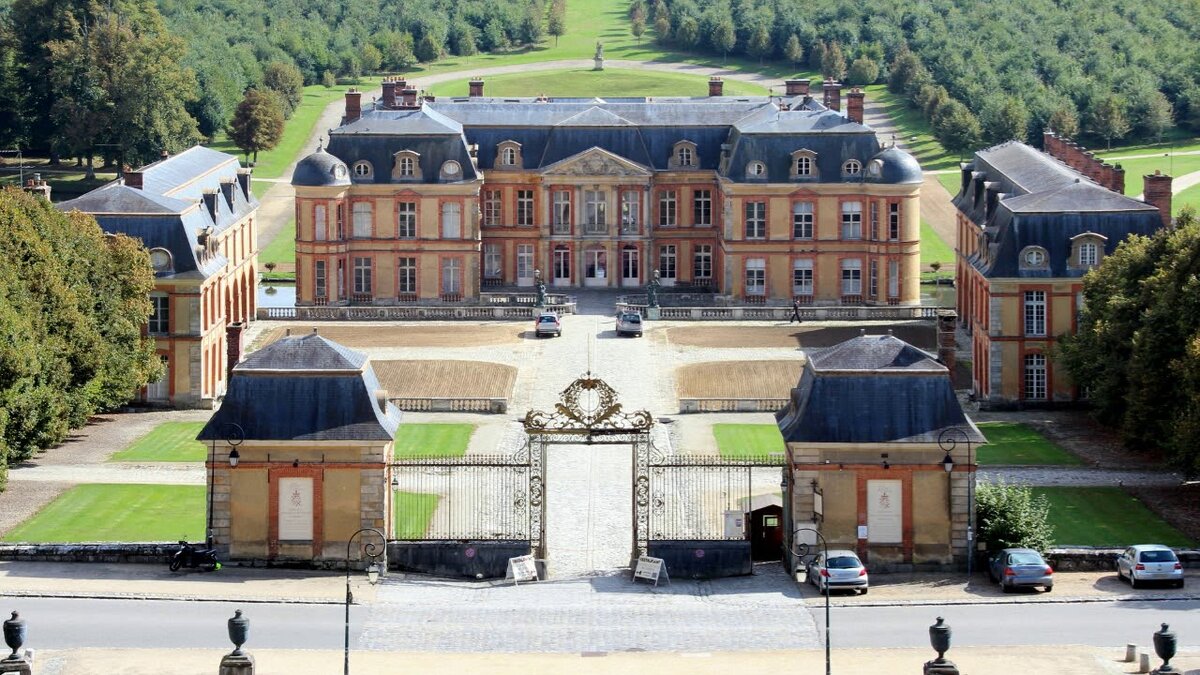 Замок Дампьер, Франция. Источник Яндекс картинки