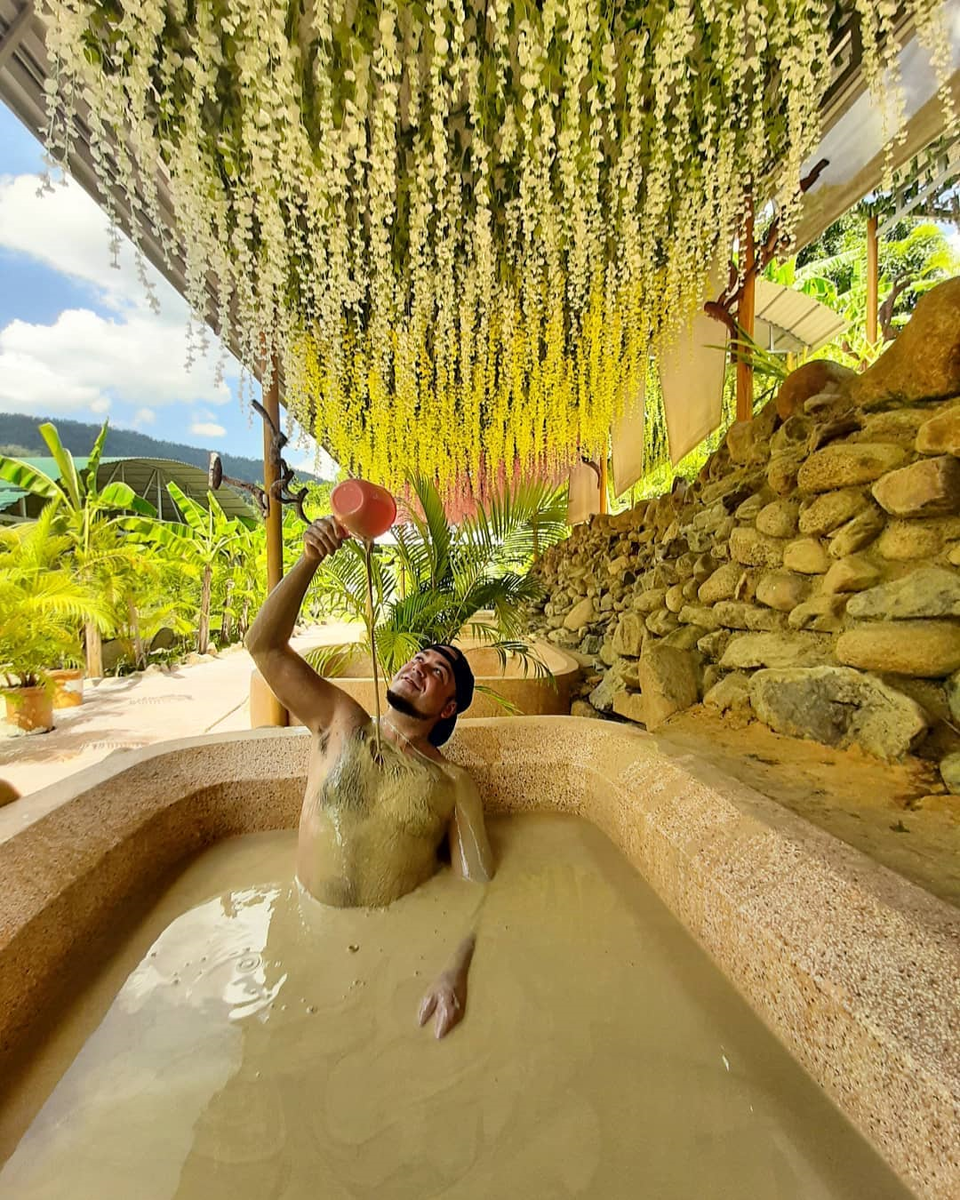 Грязные источники Янг Бэй - Андрей демонстрирует, как  нужно поливаться глиной😄