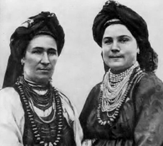 Семейские женщины в  традиционных нарядах - семейских сарафанах с кичками на головах и с янтарными бусами. Фото начала 20-го века.