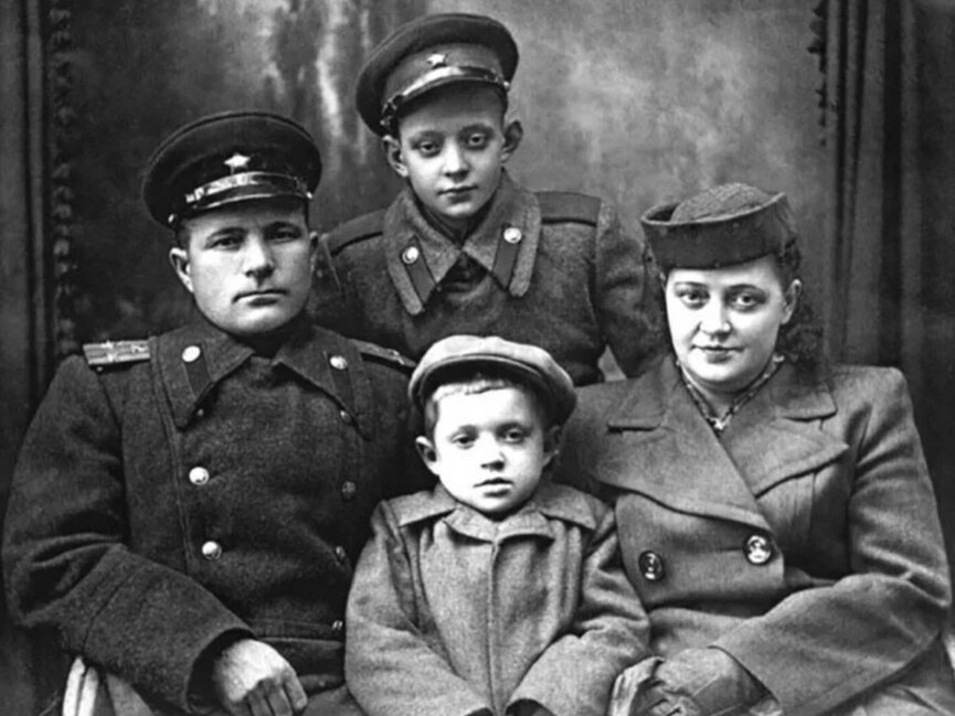 Лев с мамой, братом и отчим. 