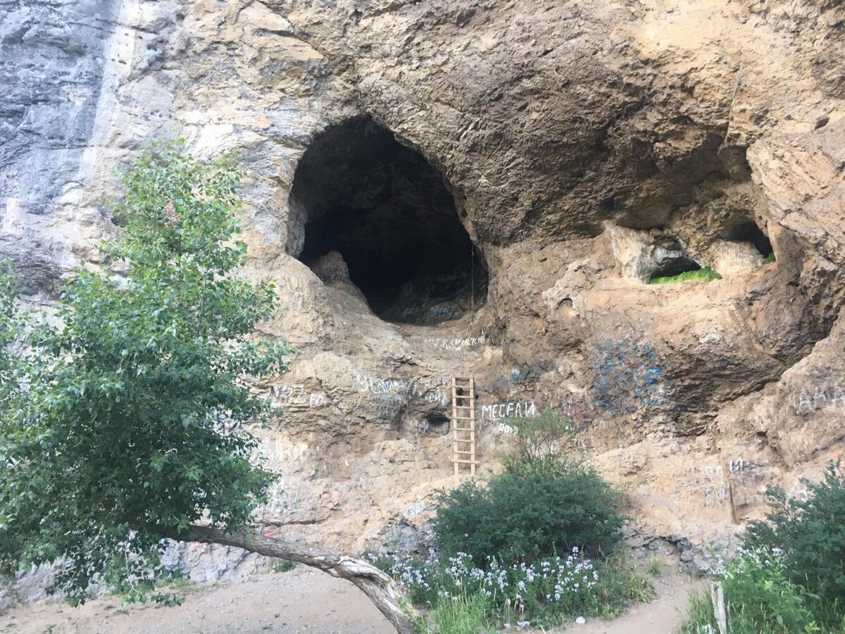 Пещера в скале 