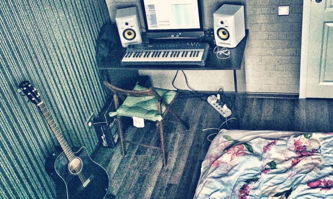 А вот тут я писал  песни на продажу, в обычной комнате на динамический микрофон за 1000 рублей.