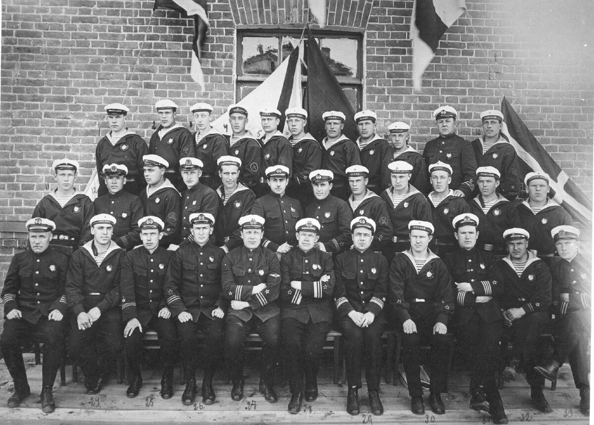 Речники-краснознаменцы (в центре - Я. Озолин). Взято из интернет-ресурса.