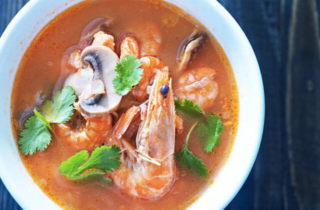 Четвертая строчка рейтинга досталась шедевру тайской кухни —супу том ям. В блюде сочетается сразу несколько вкусов: кислый, соленый, пряный и сладкий. Остроту и кислинку блюду придают его неизменные ингредиенты – перец чили, сок и листья лайма и лемонграсс. Готовится суп на курином бульоне, в который добавляют креветки, курицу, рыбу или другие морепродукты.