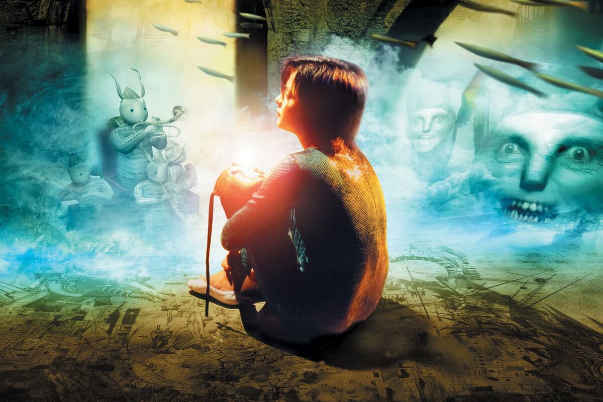 Фильм режиссёра Дэйва МакКина «Зеркальная маска» (англ. «MirrorMask»): жанры — фэнтези, приключения; длительность — 101 минута; возрастное ограничение – с 6 лет; дата выхода — 2005 год; страны — Великобритания, США. В ролях: Роб Брайдон, Дора Брайан, Стивен Фрай, Ленни Генри, Роберт Ллевелин, Джейсон Бэрри, Стефани Леонидас, Энди Хэмилтон, Саймон Харви, Джина МакКи.