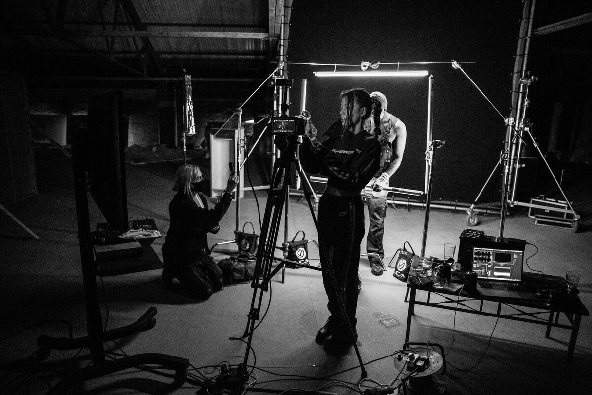 На первом плане подружка Оли