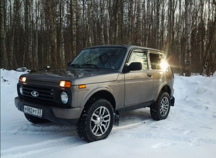 На фото: актуальная версия Lada 4x4. Внедорожник выпускается в трёх- и пятидверном типах кузова.