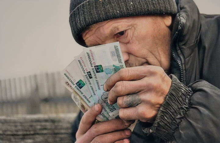 Дедушка пересчитывает свою пенсию. Yandex-фото.