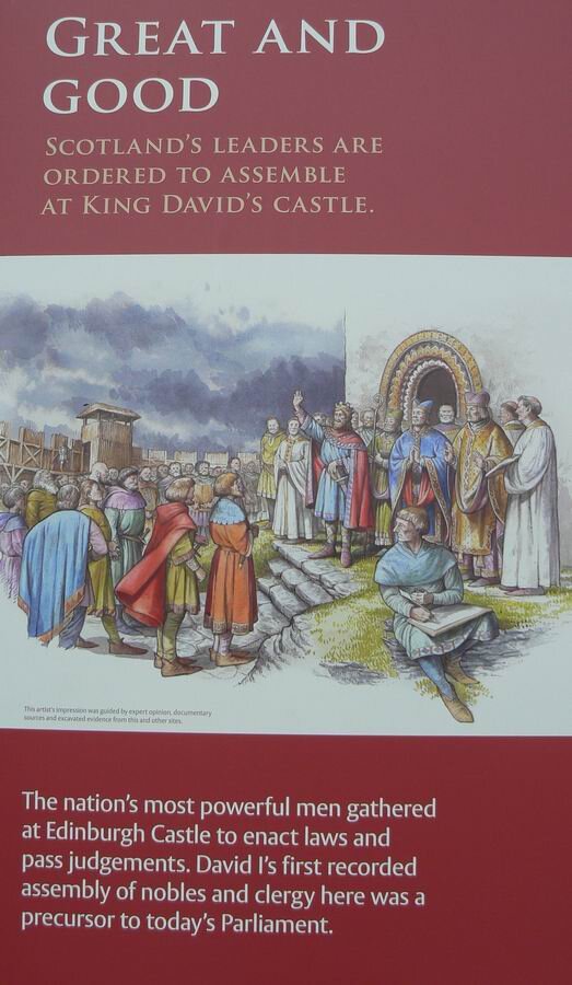Тут же в средние века собирался прообраз Парламента.