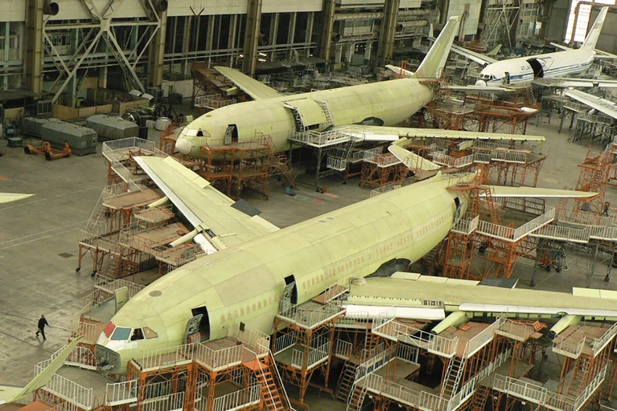 Ил-96-400М в сборочном цеху