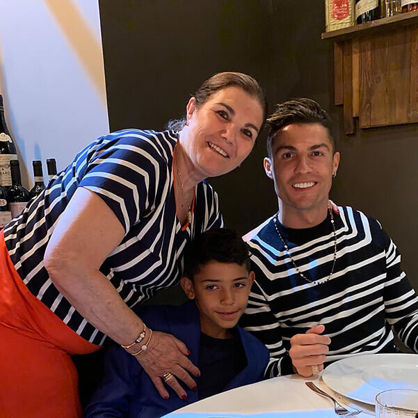 Криштиану с мамой и сыном.